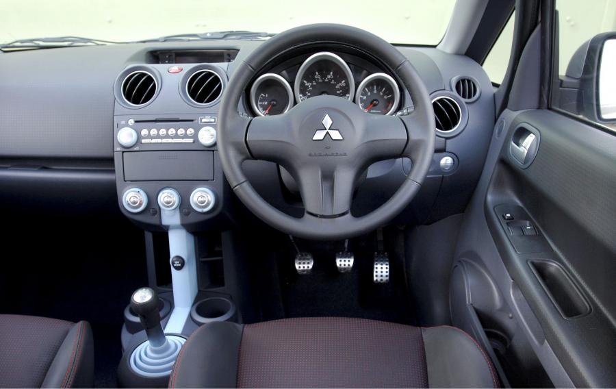 Торпедо Mitsubishi Colt 5-Door 2004 года  (UK) (фото 7 из 33)